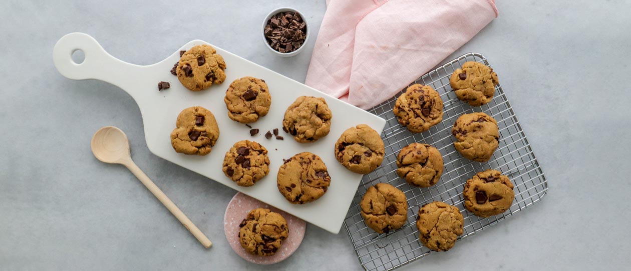 Tahini, cinnamon and chocolate cookies